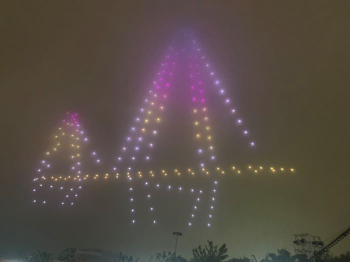 Màn biểu diễn ánh sáng với 300 drone (thiết bị bay không người lái) với những hình ảnh mang tính biểu tượng của quận Tây Hồ như: cầu Nhật Tân, sen bách diệp, hoa đào Nhật Tân…